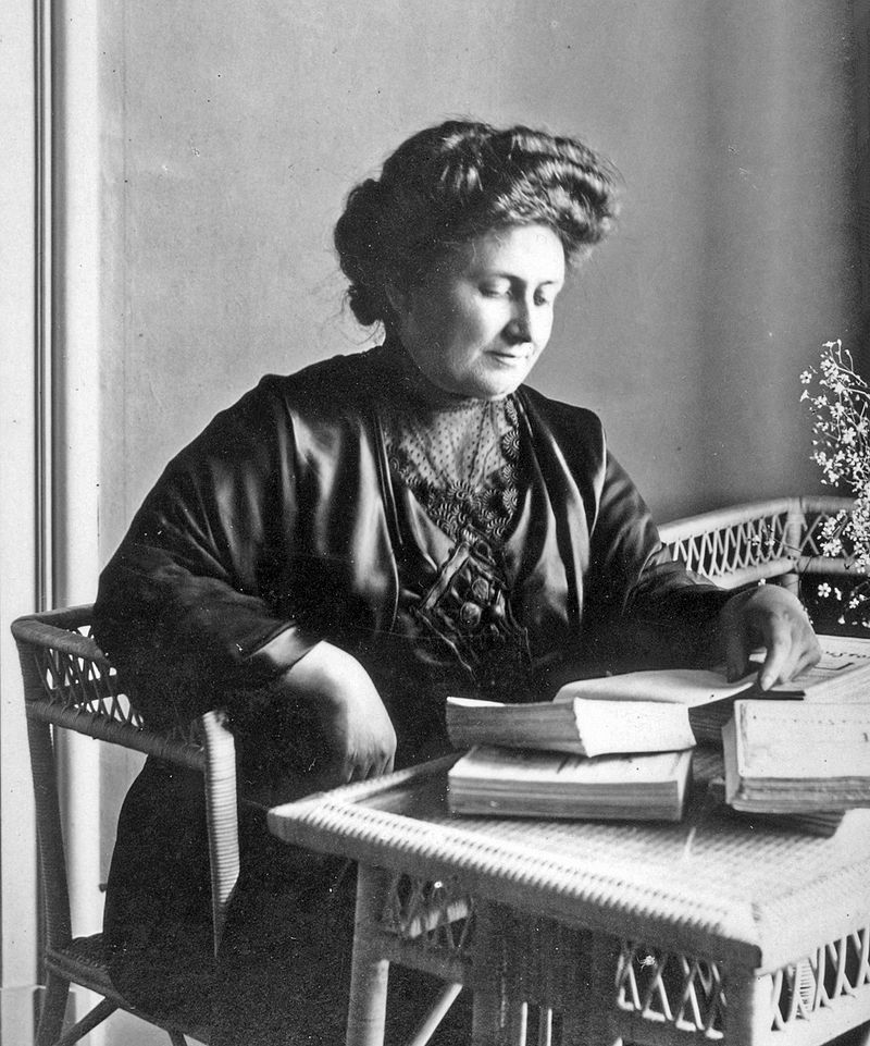 Maria Montessori am Schreibtisch