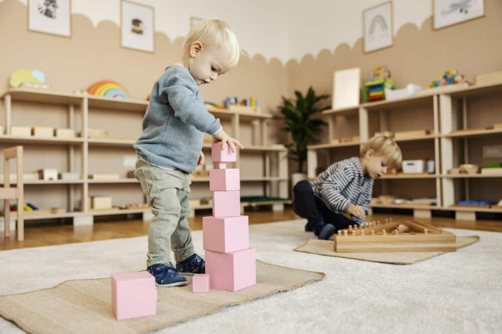 Kinder im Montessori-Kindergarten